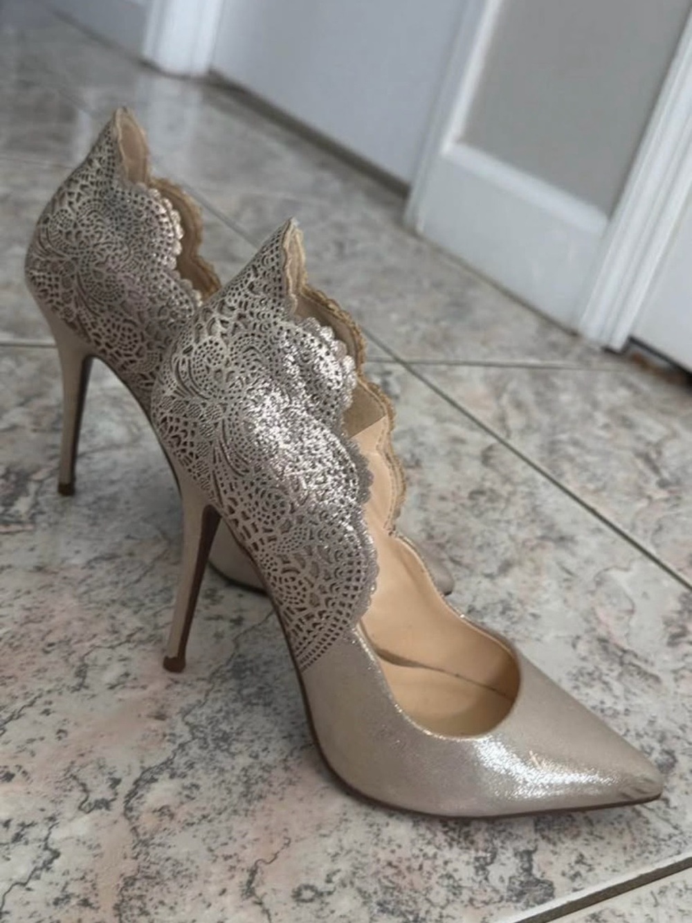 Jessica Simpson- 6.5- Scalloped Laser-Cut Metallic Pointed-Toe Pumps - Champagne